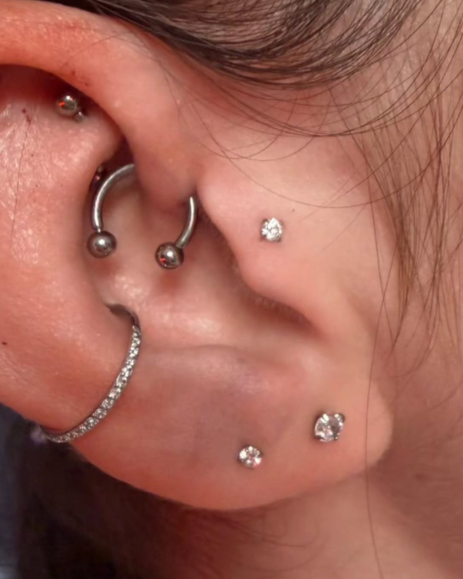Piercinger af Anna. Øre, flere huller.